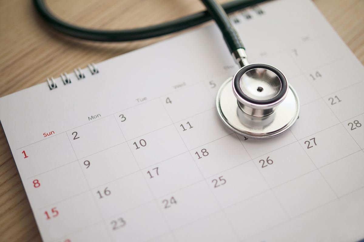Estetoscopio sobre un calendario