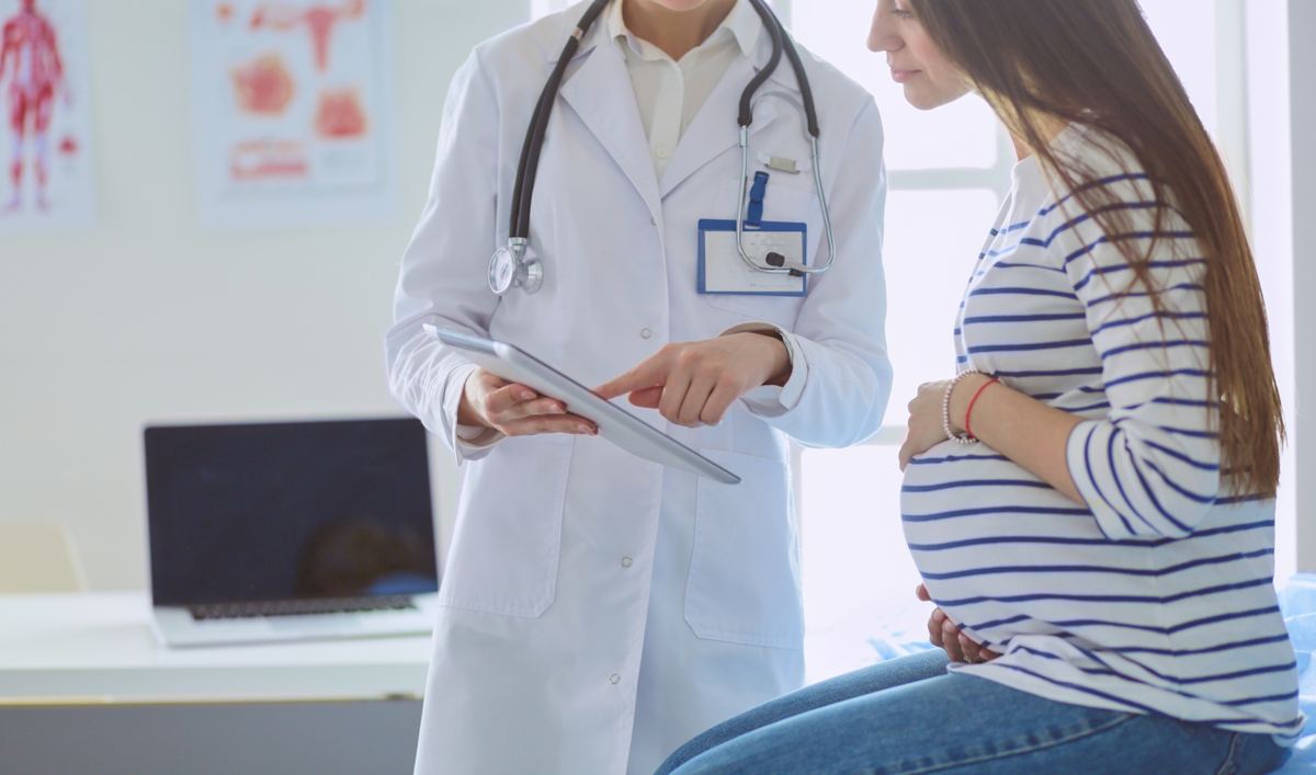 Mujer embarazada en consulta con su médica